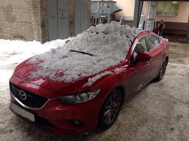 Снег с крыш раздавил еще несколько авто в Новосибирске